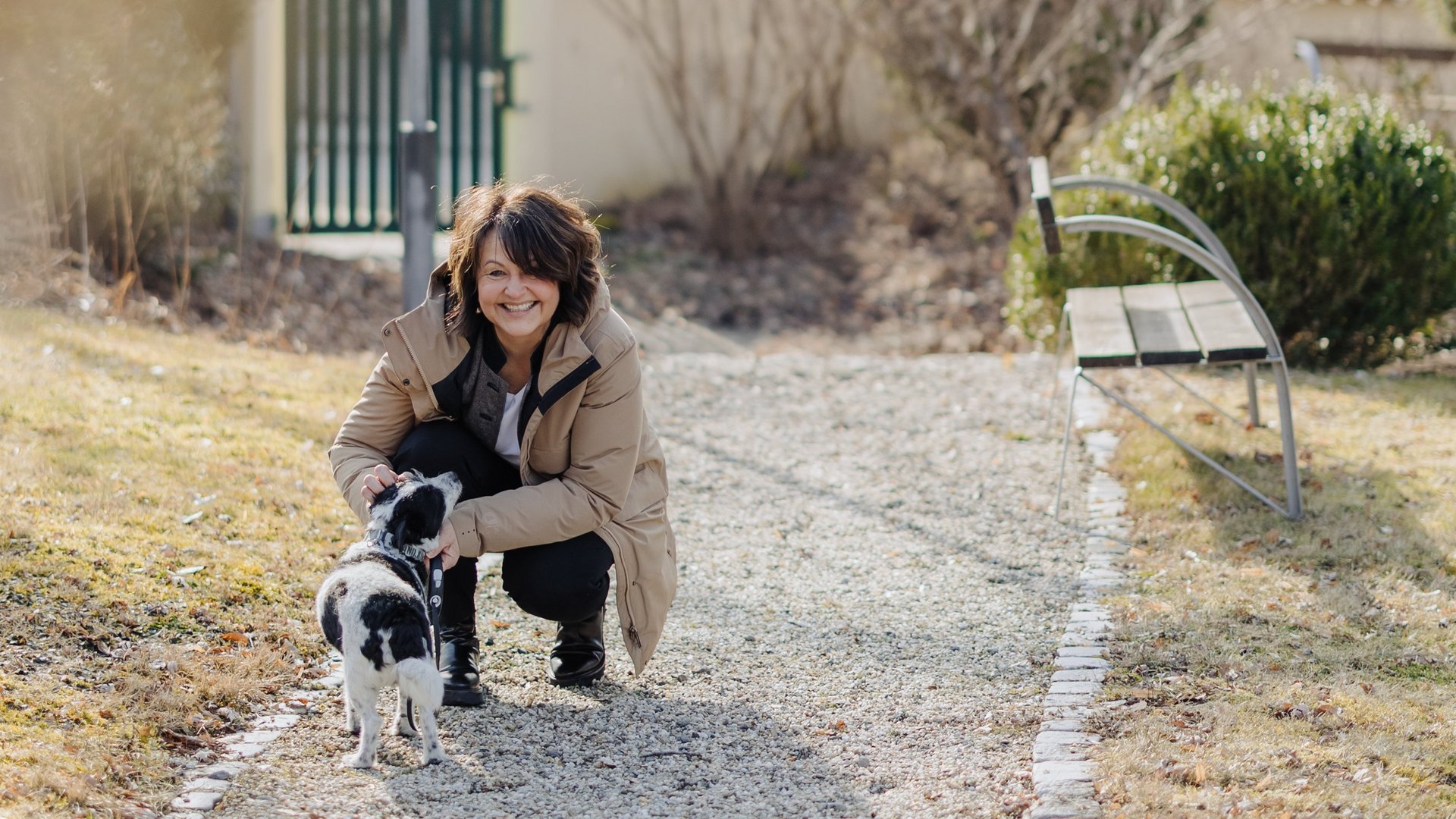 Inhaberin Sabine Schlecht mit ihrem Hund Maxi