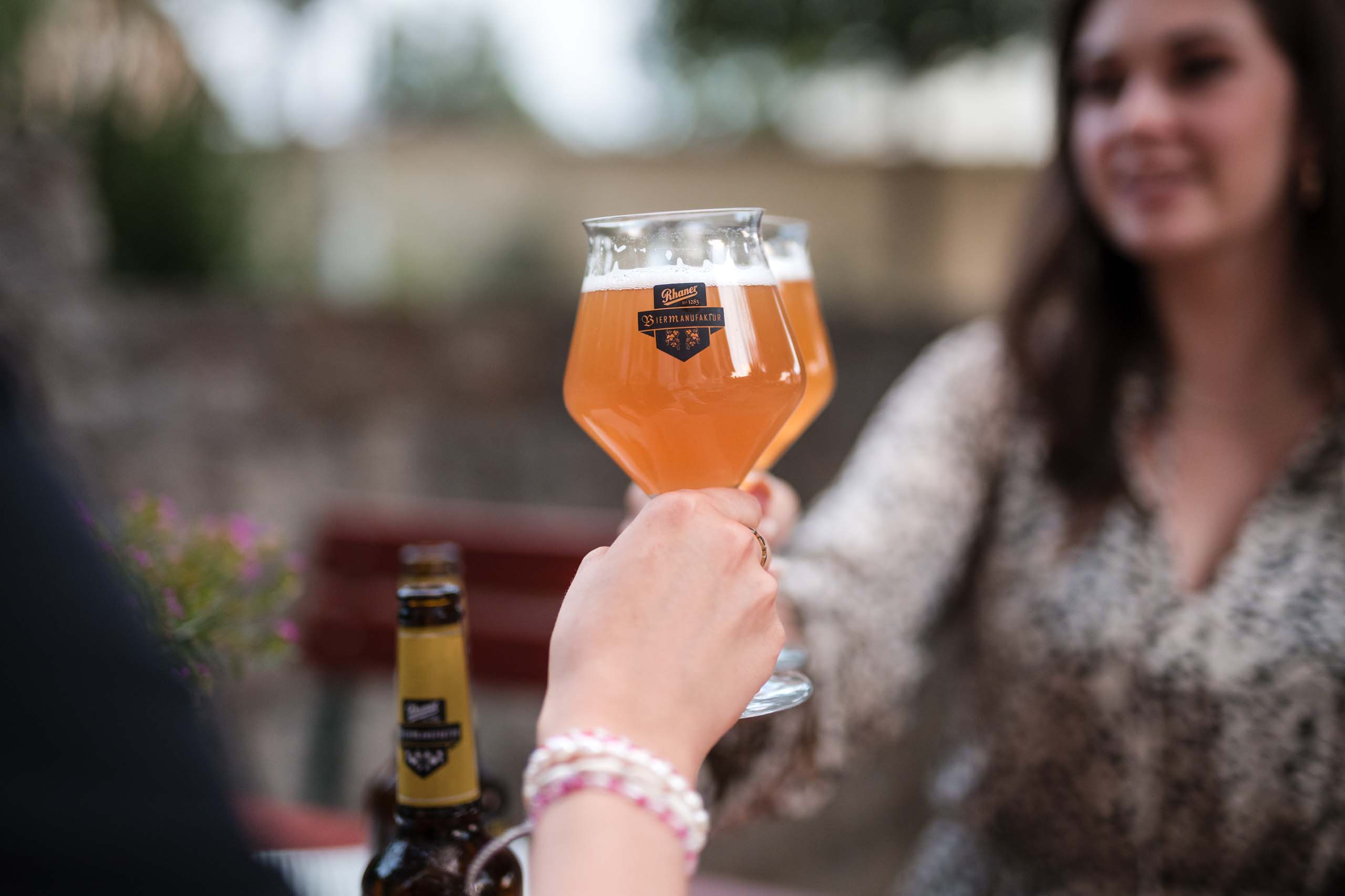 Unser traditioneller Biergarten im Bayerischen Wald Zwei Frauen stoßen mit Bier in Gläsern im Freien an